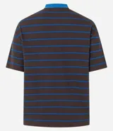 Remera de mangas cortas, confeccionada en malhão, con cuello redondo azul contrastante y rayas horizontales rojas y blancas.