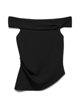 Top off shoulder negro ajustado con diseño cruzado en el escote y detalle fruncido en el lateral.