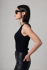 Top rojo de punto acanalado, sin mangas y con cuello redondo.