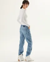 Pantalón de jean celeste, corte recto, tiro medio y fit relajado.