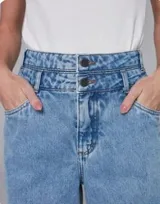 Pantalón jean celeste con doble pretina y efecto lavado.