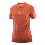 Remera deportiva Salomon de manga corta y cuello redondo, color naranja con estampado gráfico en tono oscuro en la parte inferior y detalles de texto en el pecho.