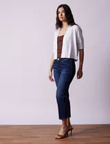 Bolero tejido color fucsia, marca Ninety, de manga corta con apliques de botones.