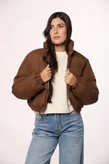 Campera bomber de nylon color negro, con cuello alto, cierre frontal y puños elásticos.