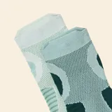 Pack de dos pares de medias deportivas de corte bajo, confeccionadas en tejido técnico con diseño ergonómico y zonas de refuerzo en puntera y talón. Presentan una combinación de tonos verdes con texturas diferenciadas para mayor soporte.