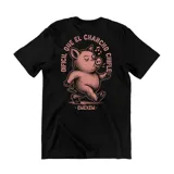 Remera negra de algodón con estampado frontal y trasero que presenta un dibujo de un cerdo caminando y silbando, acompañado por la frase 'Difícil que el chancho chifle' y el logo de la marca Emexem.