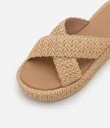 Sandalia flatform color beige con tiras cruzadas trenzadas, punta redonda y plataforma de 5 cm con efecto trenzado. Confeccionada en PU.
