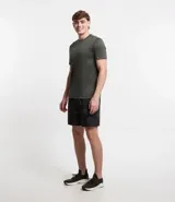 Remera deportiva verde militar de manga corta, confeccionada en tejido de malla 100% poliéster con tecnología Get Dry.