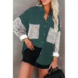 Sobre camisa de pana blanca con detalles en animal print en los bolsillos frontales y en las mangas. Presenta cuello inglés, cierre frontal con botones y corte holgado.