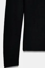 Top de punto fino confeccionado en mezcla de lana y seda, con cuello redondo y manga larga.