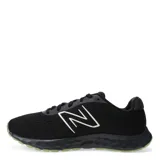 Championes de running New Balance modelo 520 V8, color negro con detalles en verde lima. Presentan una parte superior de malla transpirable con superposiciones sin costuras y una suela con amortiguación liviana.