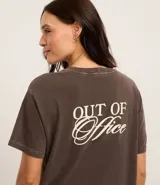 Remera deportiva marrón de algodón con cuello redondo y mangas cortas. Estampa pequeña en el frente y estampa grande con la frase "Out of Office" en la espalda.