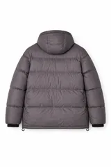 Campera puffer azul oscuro con capucha, cierre frontal con botones a presión, bolsillos laterales con solapa y puños elásticos.