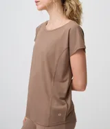 Remera deportiva de microfibra texturizada color marrón, con mangas cortas y recortes en los laterales.