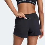 Short de running negro con cintura elástica y cordón ajustable. Presenta tejido perforado y elástico en cuatro direcciones, con slip interior sin costuras para mayor sujeción y comodidad.