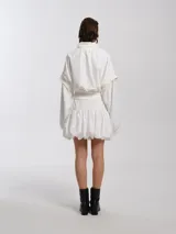 Minifalda negra de nylon con pretina alta, cierre delantero y forro de algodón.