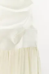 Vestido midi de escote palabra de honor con cuerpo drapeado y falda de tejido combinado con caída fluida. Presenta cierre con cremallera oculta.