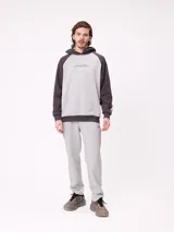 Babucha gris de algodón y poliéster, con cintura elástica, cordón ajustable y bolsillos laterales. Presenta el logo de Rusty bordado en el muslo izquierdo.