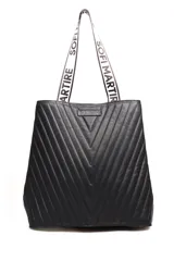 Bolso tipo tote de cuero negro con diseño acolchado en forma de V y correas de hombro con el nombre de la marca estampado.