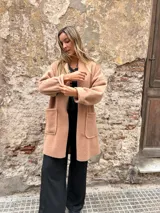Tapado de lana y viscosa color camel, de diseño desestructurado y estilo oversize. Presenta corte recto, mangas largas con puños vueltos y dos bolsillos frontales aplicados.
