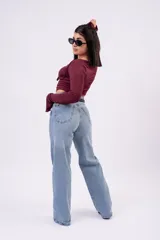 Jean wide-leg de tiro alto, color celeste clásico con lavado uniforme, silueta amplia y fluida.