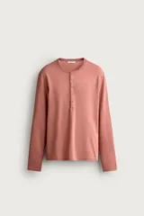Camiseta relaxed fit de manga larga, confeccionada en tejido de algodón y lino, con cuello redondo y cierre frontal parcial de botones.