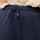 Pantalón de jogging azul marino con cintura elástica ajustable con cordón.