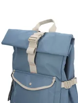 Mochila roll-top color azul de la línea Water Resistant de Rockford, confeccionada en canvas rip-stop de poliéster reciclado. Cuenta con bolsillo frontal con solapa y broche, detalles en color beige, el logo de la marca estampado en la base y base reforzada en negro.