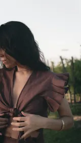 Falda corta tipo pareo confeccionada en lino color marrón, con diseño envolvente y lazo lateral ajustable para un calce cómodo.