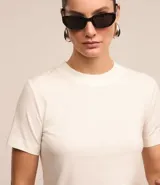 Blusa de ribana color marrón, con cuello redondo ajustado y mangas cortas.