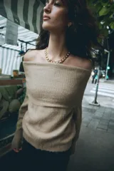 Jersey de punto confeccionado en hilatura con lana, con diseño de hombros descubiertos, escote recto acabado en vuelta y manga larga.