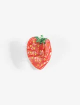 Broche para el pelo con forma de frutilla roja con semillas doradas y hojas verdes.