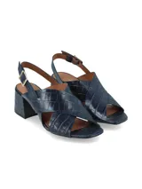 Sandalia de cuero con textura de reptil, color azul marino, con diseño de tiras cruzadas en el empeine, taco cuadrado y cierre de hebilla ajustable en el talón.