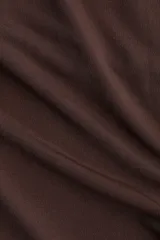 Top de punto elástico color marrón chocolate, con cuello alto, mangas al codo y diseño con fruncidos laterales que generan un efecto drapeado.