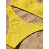 Bikini de dos piezas con textura acanalada, color amarillo. El top es de diseño asimétrico de un solo hombro y la parte inferior es de corte vedetina.