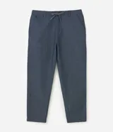 Pantalón masculino de corte relajado confeccionado en tejido oxford de algodón. Presenta cintura con trabillas y lazo ajustable, bolsillos laterales y traseros.