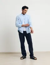 Pantalón de vestir verde de corte recto.