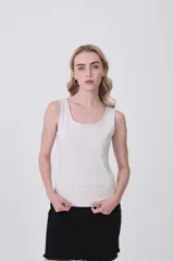 Musculosa de poliamida, con diseño al cuerpo, cuello redondo y sin mangas.