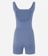 Enterito deportivo azul con breteles medianos y espalda descubierta.