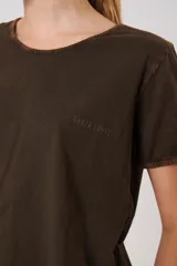 Remera crop color marrón, con cuello redondo y mangas cortas, de calce relajado y estilo básico.