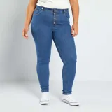 Pantalón de jean skinny azul con cinco bolsillos y cierre frontal con botones.