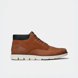 Botas chukka marrones de cuero Timberland, con cordones, cuello acolchado, forro de tela ReBOTL™ con 50% de plástico PET reciclado, plantilla OrthoLite® y sistema de confort SensorFlex™.