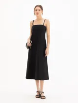 Vestido midi negro de tejido de punto elastizado, con escote recto y breteles finos.