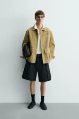 Bermuda cargo de algodón color beige claro, con corte relajado, bolsillos laterales de parche con solapa y bolsillos traseros de vivo.