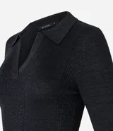 Blusa de punto ajustada color negro, con cuello polo y escote pronunciado en V. Presenta un tejido acanalado vertical en el torso y mangas largas.