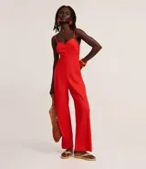 Mono de mujer color rojo, de corte recto y pierna ancha, con breteles finos ajustables y escote corazón. Presenta un detalle fruncido en la espalda (lastex).