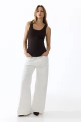 Musculosa acanalada de algodón color marrón oscuro, con escote en U y bajo recto, diseñada para maternidad.