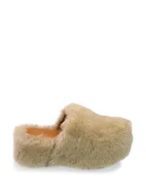 Pantuflas beige de piel con plataforma.