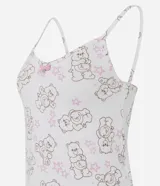 Pijama short doll de dos piezas en color blanco con estampado de ositos cariñositos y estrellas rosadas. Está compuesto por una musculosa de escote en V con tirantes finos y detalle de moño, y un short con cintura elástica y bordes ondulados.