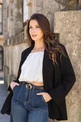 Blusa blanca con escote elástico que permite usarla con hombros descubiertos o más alta.